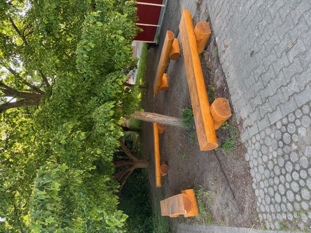 Neue Bänke für den Schulhof