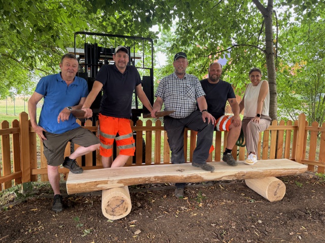 Neue Bänke für das grüne Klassenzimmer