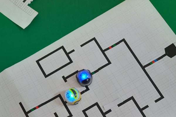 ozobots-mit-fr-ebenfeld-und-hr-dotterweichA2DA88F7-5BFA-1AC1-837C-7EABED5702FC.jpg